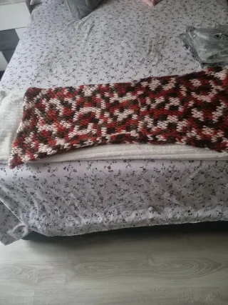 Bufanda tejida marrón y roja