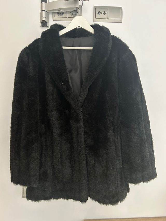 Abrigo pelo sintético negro talla 50
