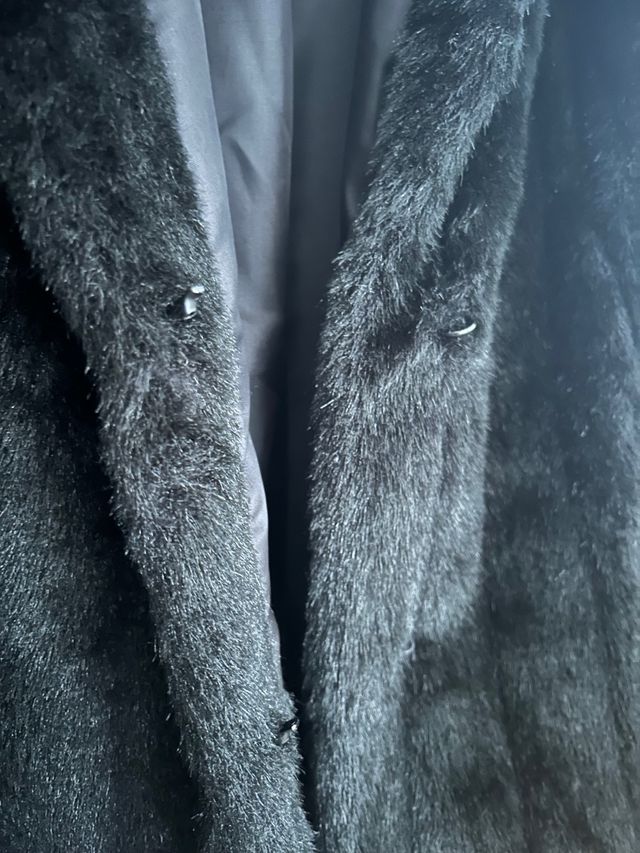 Abrigo pelo sintético negro talla 50