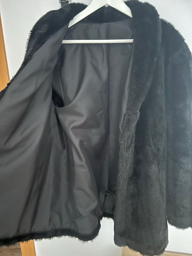 Abrigo pelo sintético negro talla 50