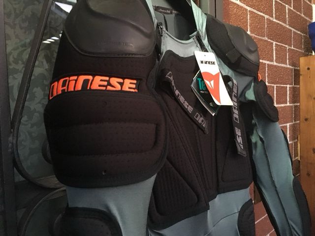 Sottotuta moto Dainese con protezioni