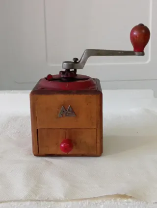 Molinillo de café antiguo de madera