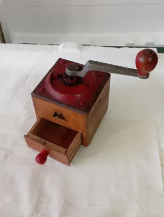 Molinillo de café antiguo de madera