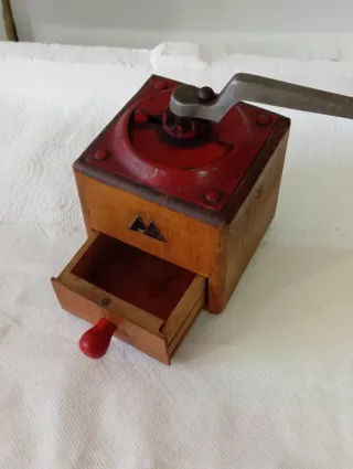 Molinillo de café antiguo de madera