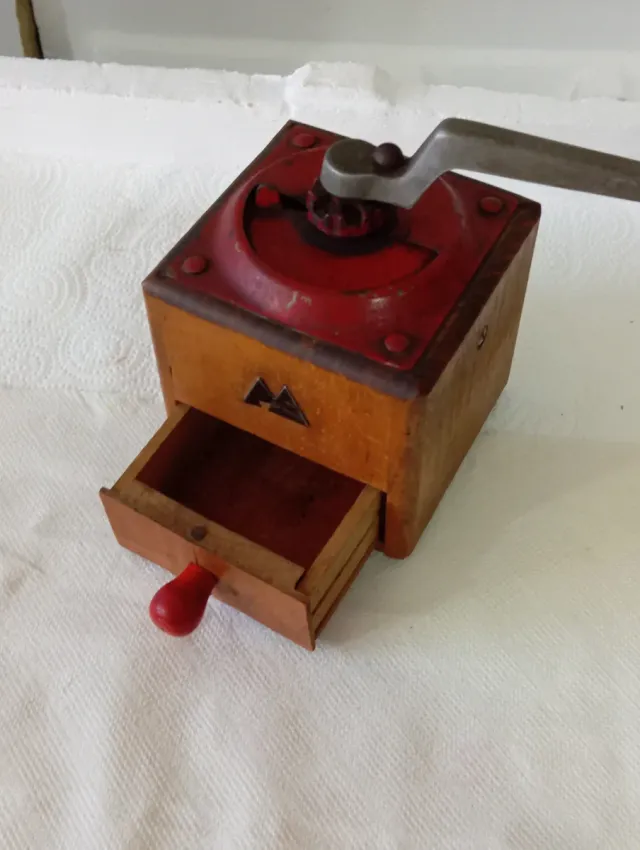 Antico macinacaffè in legno