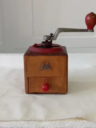 Molinillo de café antiguo de madera