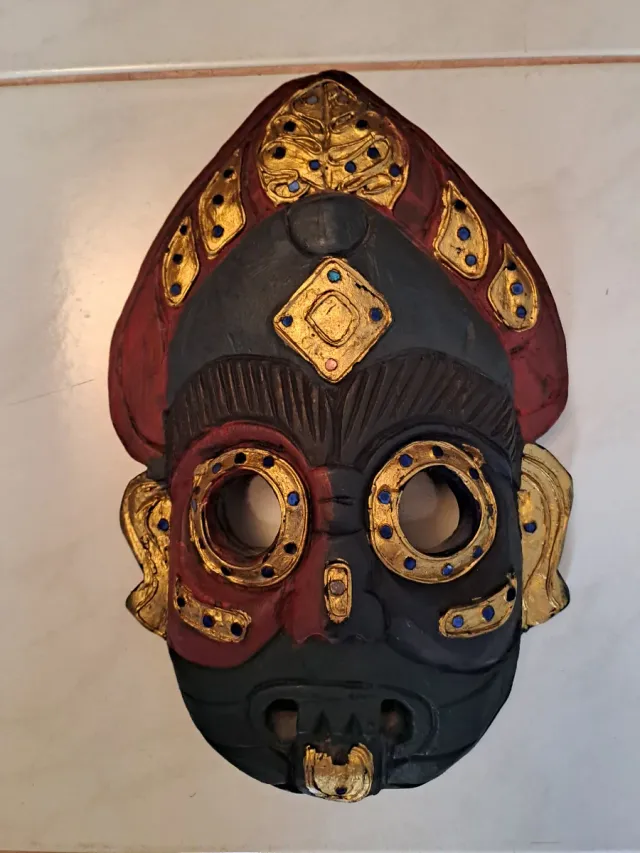 Maschera in legno dipinta decorata