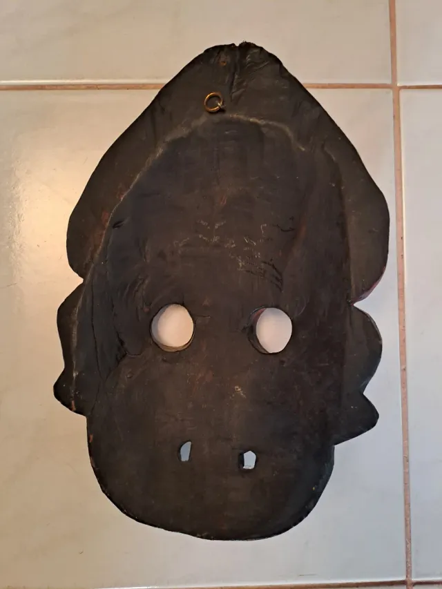 Maschera in legno dipinta decorata