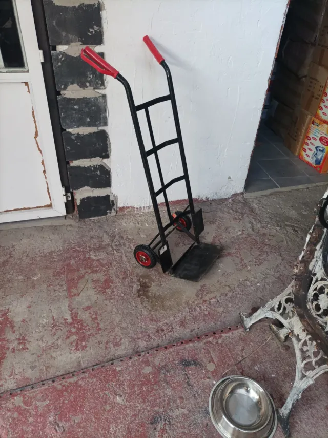 Carretilla de paquetería negra