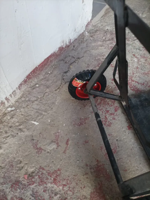 Carretilla de paquetería negra