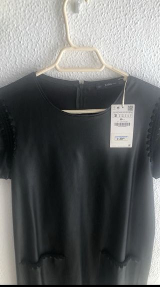 Vestido Zara polipiel negro talla S Da talla.