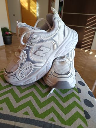 Zapatillas grises y blancas