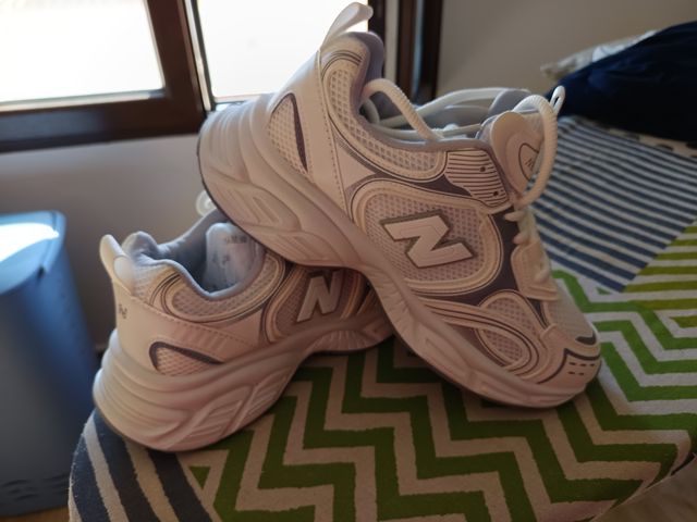 Zapatillas grises y blancas