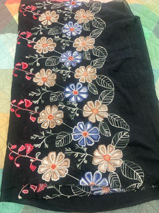 Pashmina negra bordada flores