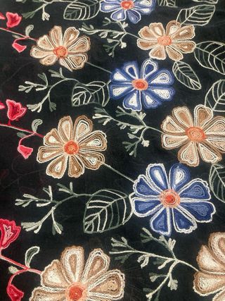 Pashmina negra bordada flores
