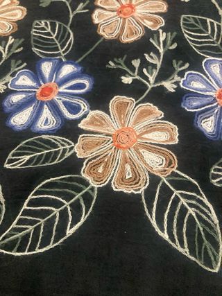 Pashmina negra bordada flores