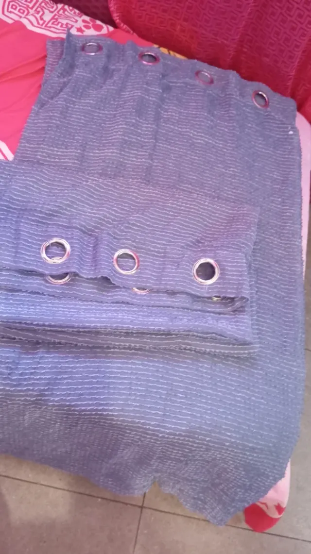 Cortinas grises con detalles blancos