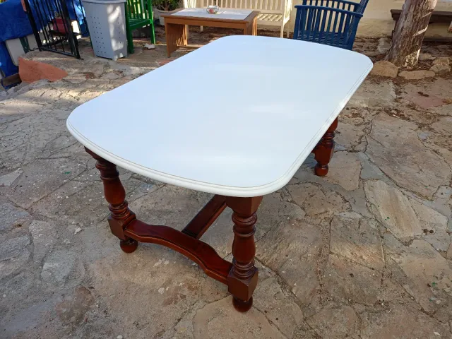 Mesa de comedor blanca y madera