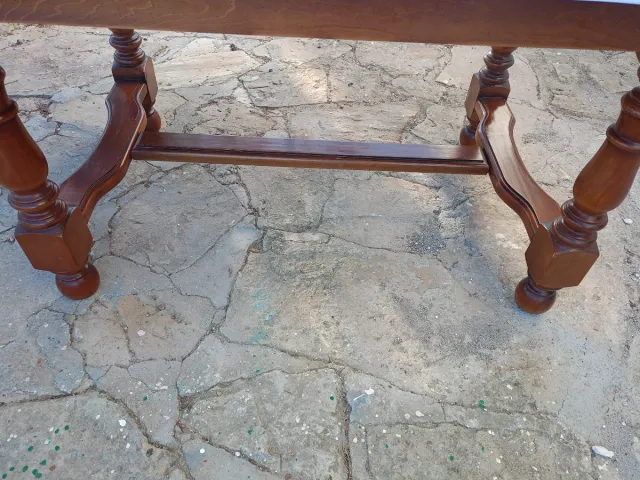 Mesa de comedor blanca y madera