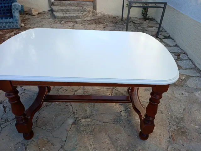 Mesa de comedor blanca y madera