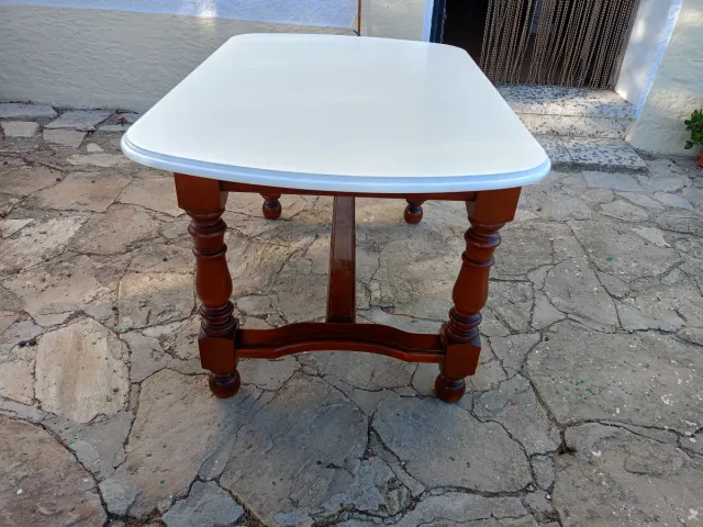 Mesa de comedor blanca y madera