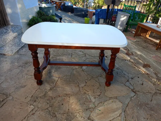 Mesa de comedor blanca y madera
