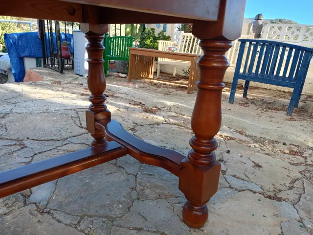 Mesa de comedor blanca y madera