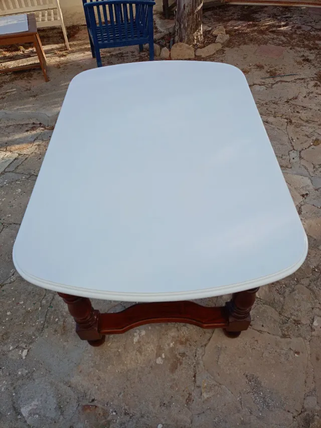 Mesa de comedor blanca y madera