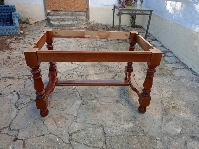 Mesa de comedor blanca y madera