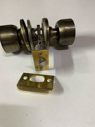 Pomo de puerta con retenedor