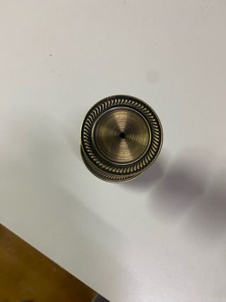 Pomo de puerta con retenedor