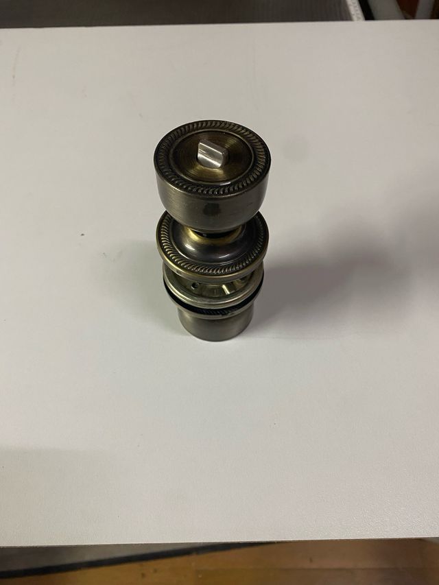 Pomo de puerta con retenedor