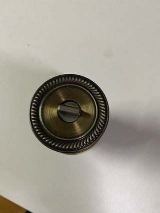 Pomo de puerta con retenedor