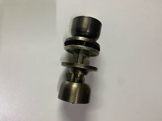 Pomo de puerta con retenedor