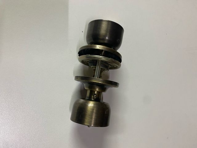 Pomo de puerta con retenedor