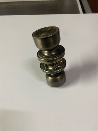 Pomo de puerta con retenedor