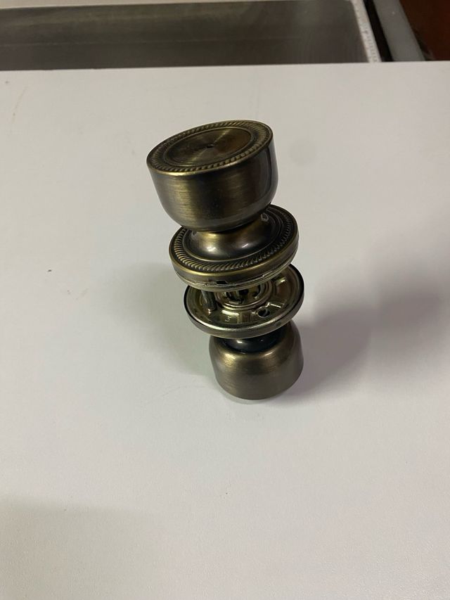 Pomo de puerta con retenedor