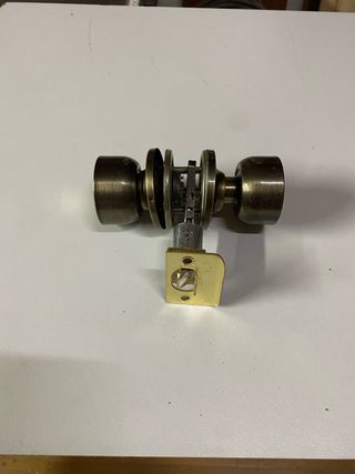 Pomo de puerta con retenedor