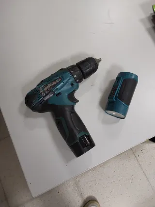 TALADRO ATORNILLADOR MAKITA BATERIA Y LINTERNA 