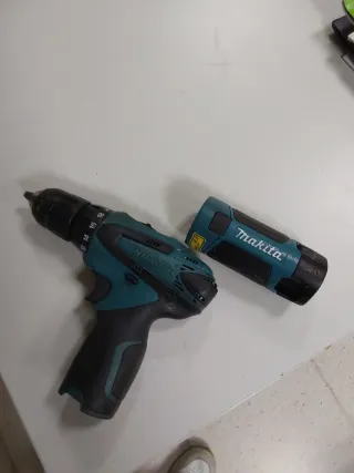 TALADRO ATORNILLADOR MAKITA BATERIA Y LINTERNA 