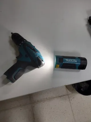 TALADRO ATORNILLADOR MAKITA BATERIA Y LINTERNA 