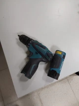 TALADRO ATORNILLADOR MAKITA BATERIA Y LINTERNA 