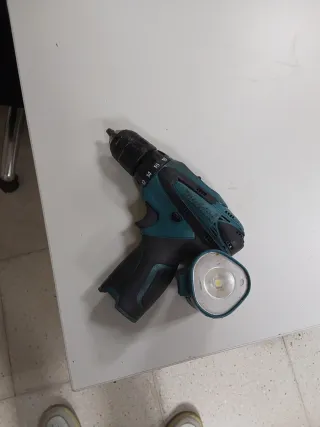 TALADRO ATORNILLADOR MAKITA BATERIA Y LINTERNA 