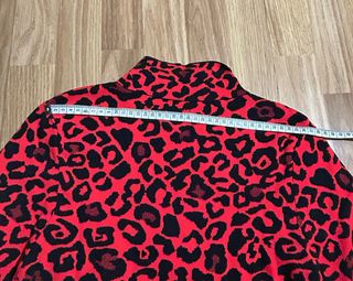 Jersey animal print rojo y negro