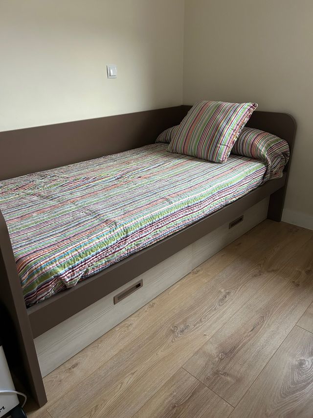 Dormitorio juvenil. Cama y escritorio. Urge!