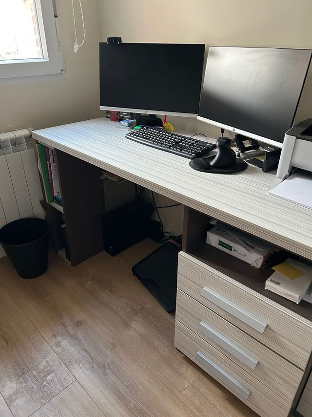 Dormitorio juvenil. Cama y escritorio. Urge!