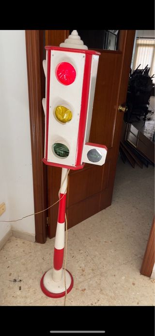 Semáforo didáctico clásico años 60. hecho de mader