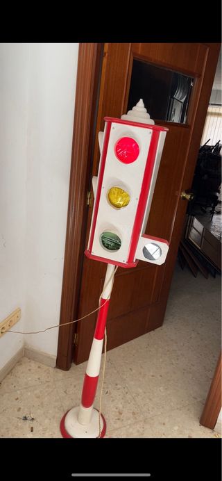 Semáforo didáctico clásico años 60. hecho de mader