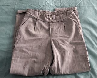 Pantalón de pinzas gris Stradivarius Talla S