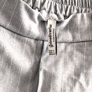 Pantalón de pinzas gris Stradivarius Talla S